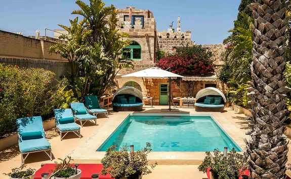 hotel swimming pool 