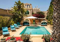 hotel swimming pool 